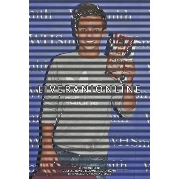  Tom Daley, Olympic diving Bronze medalist draws massive crowds to W H Smiths Criibbs Causeway Bristol, as he signs copies of his autobiography \' My Story\' . Date 17th August 2012 ©photoshot/Agenzia Aldo Liverani Sas - ITALY ONLY - Tom Daley, medaglia di bronzo campionae olimpico di immersioni mentre firma copie della sua autobiografia \'My Story\'. 17 Agosto 2012