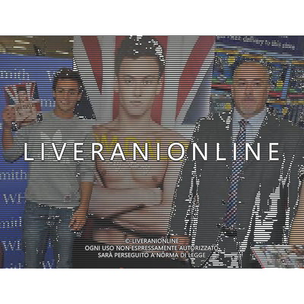  Tom Daley, Olympic diving Bronze medalist draws massive crowds to W H Smiths Criibbs Causeway Bristol, as he signs copies of his autobiography \' My Story\' . Date 17th August 2012 ©photoshot/Agenzia Aldo Liverani Sas - ITALY ONLY - Tom Daley, medaglia di bronzo campionae olimpico di immersioni mentre firma copie della sua autobiografia \'My Story\'. 17 Agosto 2012