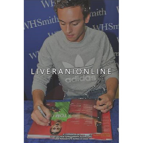  Tom Daley, Olympic diving Bronze medalist draws massive crowds to W H Smiths Criibbs Causeway Bristol, as he signs copies of his autobiography \' My Story\' . Date 17th August 2012 ©photoshot/Agenzia Aldo Liverani Sas - ITALY ONLY - Tom Daley, medaglia di bronzo campionae olimpico di immersioni mentre firma copie della sua autobiografia \'My Story\'. 17 Agosto 2012