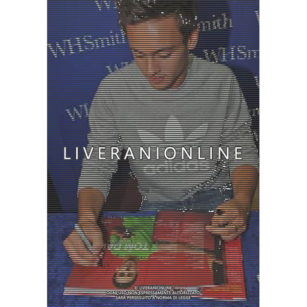  Tom Daley, Olympic diving Bronze medalist draws massive crowds to W H Smiths Criibbs Causeway Bristol, as he signs copies of his autobiography \' My Story\' . Date 17th August 2012 ©photoshot/Agenzia Aldo Liverani Sas - ITALY ONLY - Tom Daley, medaglia di bronzo campionae olimpico di immersioni mentre firma copie della sua autobiografia \'My Story\'. 17 Agosto 2012