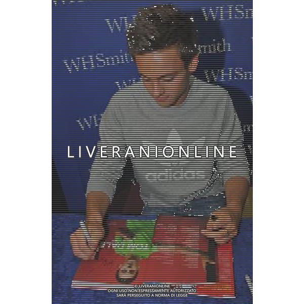  Tom Daley, Olympic diving Bronze medalist draws massive crowds to W H Smiths Criibbs Causeway Bristol, as he signs copies of his autobiography \' My Story\' . Date 17th August 2012 ©photoshot/Agenzia Aldo Liverani Sas - ITALY ONLY - Tom Daley, medaglia di bronzo campionae olimpico di immersioni mentre firma copie della sua autobiografia \'My Story\'. 17 Agosto 2012