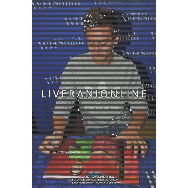  Tom Daley, Olympic diving Bronze medalist draws massive crowds to W H Smiths Criibbs Causeway Bristol, as he signs copies of his autobiography \' My Story\' . Date 17th August 2012 ©photoshot/Agenzia Aldo Liverani Sas - ITALY ONLY - Tom Daley, medaglia di bronzo campionae olimpico di immersioni mentre firma copie della sua autobiografia \'My Story\'. 17 Agosto 2012