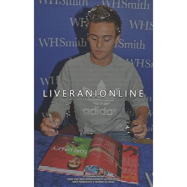  Tom Daley, Olympic diving Bronze medalist draws massive crowds to W H Smiths Criibbs Causeway Bristol, as he signs copies of his autobiography \' My Story\' . Date 17th August 2012 ©photoshot/Agenzia Aldo Liverani Sas - ITALY ONLY - Tom Daley, medaglia di bronzo campionae olimpico di immersioni mentre firma copie della sua autobiografia \'My Story\'. 17 Agosto 2012