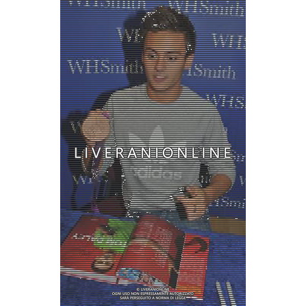  Tom Daley, Olympic diving Bronze medalist draws massive crowds to W H Smiths Criibbs Causeway Bristol, as he signs copies of his autobiography \' My Story\' . Date 17th August 2012 ©photoshot/Agenzia Aldo Liverani Sas - ITALY ONLY - Tom Daley, medaglia di bronzo campionae olimpico di immersioni mentre firma copie della sua autobiografia \'My Story\'. 17 Agosto 2012