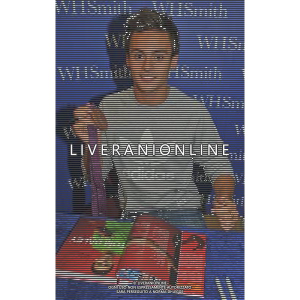  Tom Daley, Olympic diving Bronze medalist draws massive crowds to W H Smiths Criibbs Causeway Bristol, as he signs copies of his autobiography \' My Story\' . Date 17th August 2012 ©photoshot/Agenzia Aldo Liverani Sas - ITALY ONLY - Tom Daley, medaglia di bronzo campionae olimpico di immersioni mentre firma copie della sua autobiografia \'My Story\'. 17 Agosto 2012