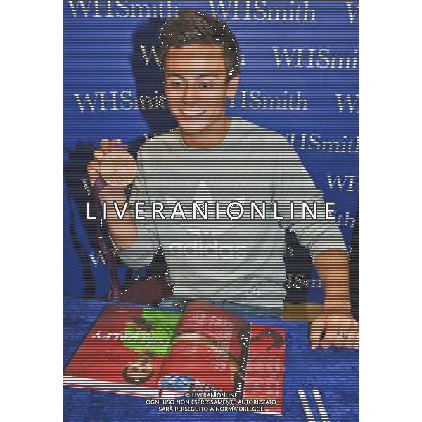  Tom Daley, Olympic diving Bronze medalist draws massive crowds to W H Smiths Criibbs Causeway Bristol, as he signs copies of his autobiography \' My Story\' . Date 17th August 2012 ©photoshot/Agenzia Aldo Liverani Sas - ITALY ONLY - Tom Daley, medaglia di bronzo campionae olimpico di immersioni mentre firma copie della sua autobiografia \'My Story\'. 17 Agosto 2012