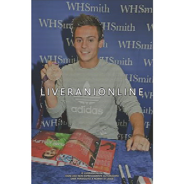  Tom Daley, Olympic diving Bronze medalist draws massive crowds to W H Smiths Criibbs Causeway Bristol, as he signs copies of his autobiography \' My Story\' . Date 17th August 2012 ©photoshot/Agenzia Aldo Liverani Sas - ITALY ONLY - Tom Daley, medaglia di bronzo campionae olimpico di immersioni mentre firma copie della sua autobiografia \'My Story\'. 17 Agosto 2012