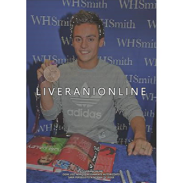  Tom Daley, Olympic diving Bronze medalist draws massive crowds to W H Smiths Criibbs Causeway Bristol, as he signs copies of his autobiography \' My Story\' . Date 17th August 2012 ©photoshot/Agenzia Aldo Liverani Sas - ITALY ONLY - Tom Daley, medaglia di bronzo campionae olimpico di immersioni mentre firma copie della sua autobiografia \'My Story\'. 17 Agosto 2012