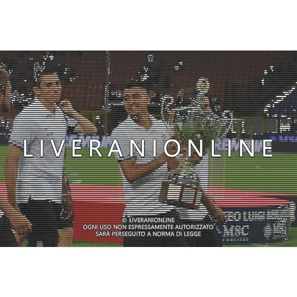 MILANO, 19-08-2012 / Œ©FOTO GIORGIO RAVEZZANI TROFEO LUIGI BERLUSCONI MILAN-JUVENTUS NELLA FOTO: LUCIO E VIDAL CON TROFEO BERLUSCONI AGENZIA ALDO LIVERANI SAS