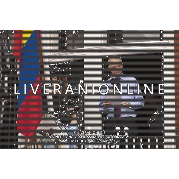 Julian Assange, WikiLeaks founder gives a \'live statement\' outside the Ecuadorian embassy in London, where he has been taking refuge since June 20 to avoid extradition to Sweden to face questioning for alleged sexual assault. Assange had been ordered to present himself at Belgravia police station on June 29 as his extradition period opened, but failed to show up. Ecuador\'s Foreign Minister Ricardo Patino announced, August 26, that Assange would be granted asylum on the grounds that his human rights could be violated should he be extradited to Sweden. Foreign Secretary William Hague said on the same day that the UK would not permit Assange safe passage out of the country. on August 19, 2012 in London, England. ©photoshot/AGENZIA ALDO LIVERANI SAS - ITALY ONLY - Julian Assange fa una dichiarazione in diretta dal balcone dell\'ambasciata dell\'Ecuador a Londra, che gli ha dato asilo politico dal 20 giugno per evitare l\'estradizione in Svezia. 19 agosto 2012 a Londra, Inghilterra. 