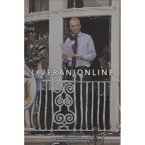 Julian Assange, WikiLeaks founder gives a \'live statement\' outside the Ecuadorian embassy in London, where he has been taking refuge since June 20 to avoid extradition to Sweden to face questioning for alleged sexual assault. Assange had been ordered to present himself at Belgravia police station on June 29 as his extradition period opened, but failed to show up. Ecuador\'s Foreign Minister Ricardo Patino announced, August 26, that Assange would be granted asylum on the grounds that his human rights could be violated should he be extradited to Sweden. Foreign Secretary William Hague said on the same day that the UK would not permit Assange safe passage out of the country. on August 19, 2012 in London, England. ©photoshot/AGENZIA ALDO LIVERANI SAS - ITALY ONLY - Julian Assange fa una dichiarazione in diretta dal balcone dell\'ambasciata dell\'Ecuador a Londra, che gli ha dato asilo politico dal 20 giugno per evitare l\'estradizione in Svezia. 19 agosto 2012 a Londra, Inghilterra. 
