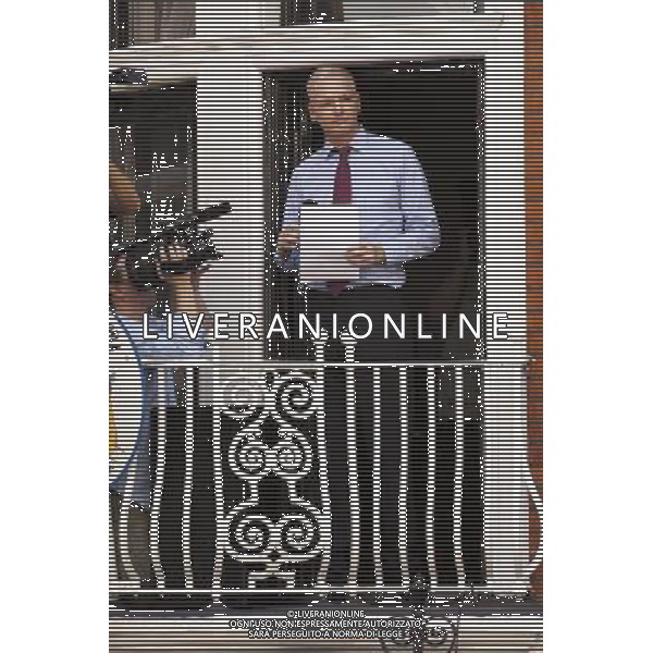 Julian Assange, WikiLeaks founder gives a \'live statement\' outside the Ecuadorian embassy in London, where he has been taking refuge since June 20 to avoid extradition to Sweden to face questioning for alleged sexual assault. Assange had been ordered to present himself at Belgravia police station on June 29 as his extradition period opened, but failed to show up. Ecuador\'s Foreign Minister Ricardo Patino announced, August 26, that Assange would be granted asylum on the grounds that his human rights could be violated should he be extradited to Sweden. Foreign Secretary William Hague said on the same day that the UK would not permit Assange safe passage out of the country. on August 19, 2012 in London, England. ©photoshot/AGENZIA ALDO LIVERANI SAS - ITALY ONLY - Julian Assange fa una dichiarazione in diretta dal balcone dell\'ambasciata dell\'Ecuador a Londra, che gli ha dato asilo politico dal 20 giugno per evitare l\'estradizione in Svezia. 19 agosto 2012 a Londra, Inghilterra. 