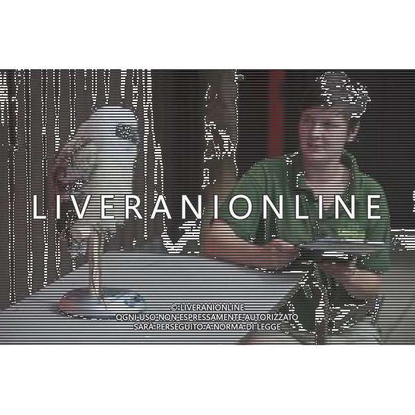 Elton, a spectacled owl is being weighed and measured during the Annual weigh-in at ZSL London Zoo. Responsible for more than 16,000 animals, ZSL London Zooês keepers spend hours throughout the year recording the heights and weights of each and every animal, including penguins, meerkats, lions and owls. The measurements are then recorded into the Zoological Information Management System (ZIMS), where they can be shared with zoos across the world, which zoologists use to compare information on thousands of endangered species. ©photoshot/AGENZIA ALDO LIVERANI SAS - ITALY ONLY - Annuale operazione di pesatura e misurazione degli animali dello zoo di Londra 22 agosto 2012, Inghilterra necessario per essere registrati. Le misure sono raccolte nel sistema zoologico di gestione delle informazioni, per confrontare i dati su migliaia di specie in via di estinzione.