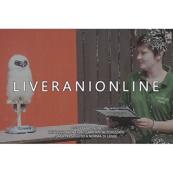 Elton, a spectacled owl is being weighed and measured during the Annual weigh-in at ZSL London Zoo. Responsible for more than 16,000 animals, ZSL London Zooês keepers spend hours throughout the year recording the heights and weights of each and every animal, including penguins, meerkats, lions and owls. The measurements are then recorded into the Zoological Information Management System (ZIMS), where they can be shared with zoos across the world, which zoologists use to compare information on thousands of endangered species. ©photoshot/AGENZIA ALDO LIVERANI SAS - ITALY ONLY - Annuale operazione di pesatura e misurazione degli animali dello zoo di Londra 22 agosto 2012, Inghilterra necessario per essere registrati. Le misure sono raccolte nel sistema zoologico di gestione delle informazioni, per confrontare i dati su migliaia di specie in via di estinzione.