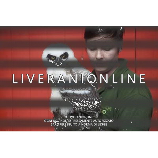 Elton, a spectacled owl is being weighed and measured during the Annual weigh-in at ZSL London Zoo. Responsible for more than 16,000 animals, ZSL London Zooês keepers spend hours throughout the year recording the heights and weights of each and every animal, including penguins, meerkats, lions and owls. The measurements are then recorded into the Zoological Information Management System (ZIMS), where they can be shared with zoos across the world, which zoologists use to compare information on thousands of endangered species. ©photoshot/AGENZIA ALDO LIVERANI SAS - ITALY ONLY - Annuale operazione di pesatura e misurazione degli animali dello zoo di Londra 22 agosto 2012, Inghilterra necessario per essere registrati. Le misure sono raccolte nel sistema zoologico di gestione delle informazioni, per confrontare i dati su migliaia di specie in via di estinzione.