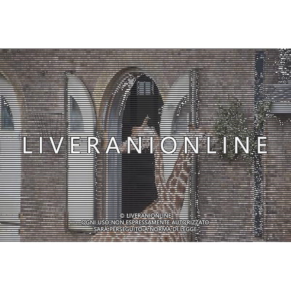 Giraffes eats while being measured during the Annual weigh-in at ZSL London Zoo. Responsible for more than 16,000 animals, ZSL London Zooês keepers spend hours throughout the year recording the heights and weights of each and every animal, including penguins, meerkats, lions and owls. The measurements are then recorded into the Zoological Information Management System (ZIMS), where they can be shared with zoos across the world, which zoologists use to compare information on thousands of endangered species. ©photoshot/AGENZIA ALDO LIVERANI SAS - ITALY ONLY - Annuale operazione di pesatura e misurazione degli animali dello zoo di Londra 22 agosto 2012, Inghilterra necessario per essere registrati. Le misure sono raccolte nel sistema zoologico di gestione delle informazioni, per confrontare i dati su migliaia di specie in via di estinzione.