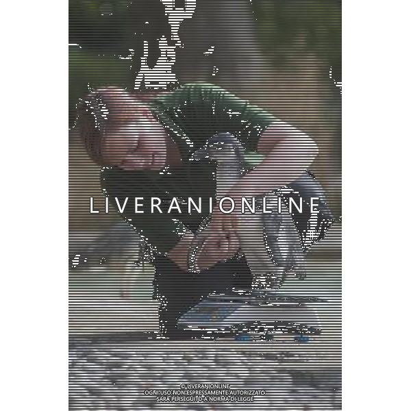 A penguin is being weighed and measured during the Annual weigh-in at ZSL London Zoo. Responsible for more than 16,000 animals, ZSL London Zooês keepers spend hours throughout the year recording the heights and weights of each and every animal, including penguins, meerkats, lions and owls. The measurements are then recorded into the Zoological Information Management System (ZIMS), where they can be shared with zoos across the world, which zoologists use to compare information on thousands of endangered species. ©photoshot/AGENZIA ALDO LIVERANI SAS - ITALY ONLY - Annuale operazione di pesatura e misurazione degli animali dello zoo di Londra 22 agosto 2012, Inghilterra necessario per essere registrati. Le misure sono raccolte nel sistema zoologico di gestione delle informazioni, per confrontare i dati su migliaia di specie in via di estinzione.