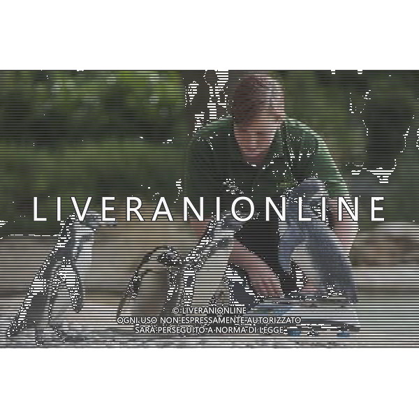 Penguins are being weighed and measured during the Annual weigh-in at ZSL London Zoo. Responsible for more than 16,000 animals, ZSL London ZooÍs keepers spend hours throughout the year recording the heights and weights of each and every animal, including penguins, meerkats, lions and owls. The measurements are then recorded into the Zoological Information Management System (ZIMS), where they can be shared with zoos across the world, which zoologists use to compare information on thousands of endangered species. ©photoshot/AGENZIA ALDO LIVERANI SAS - ITALY ONLY - Annuale operazione di pesatura e misurazione degli animali dello zoo di Londra 22 agosto 2012, Inghilterra necessario per essere registrati. Le misure sono raccolte nel sistema zoologico di gestione delle informazioni, per confrontare i dati su migliaia di specie in via di estinzione.