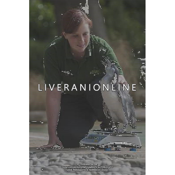 A penguin is being weighed and measured during the Annual weigh-in at ZSL London Zoo. Responsible for more than 16,000 animals, ZSL London ZooÍs keepers spend hours throughout the year recording the heights and weights of each and every animal, including penguins, meerkats, lions and owls. The measurements are then recorded into the Zoological Information Management System (ZIMS), where they can be shared with zoos across the world, which zoologists use to compare information on thousands of endangered species. ©photoshot/AGENZIA ALDO LIVERANI SAS - ITALY ONLY - Annuale operazione di pesatura e misurazione degli animali dello zoo di Londra 22 agosto 2012, Inghilterra necessario per essere registrati. Le misure sono raccolte nel sistema zoologico di gestione delle informazioni, per confrontare i dati su migliaia di specie in via di estinzione.