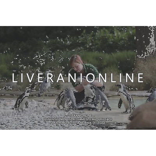 Zookeeper Vicky Fyson, at ZSL London Zoo, weighs and measures penguins during the zoo\'s annual weigh-in on August 22, 2012 in London, England. The height and mass of every animal in the zoo, of which there are over 16,000, needs to be recorded. The measurements are collated in the Zoological Information Management System, from which zoologists can use the data to compare information on thousands of endangered species. ©photoshot/AGENZIA ALDO LIVERANI SAS - ITALY ONLY - Annuale operazione di pesatura e misurazione degli animali dello zoo di Londra 22 agosto 2012, Inghilterra necessario per essere registrati. Le misure sono raccolte nel sistema zoologico di gestione delle informazioni, per confrontare i dati su migliaia di specie in via di estinzione.