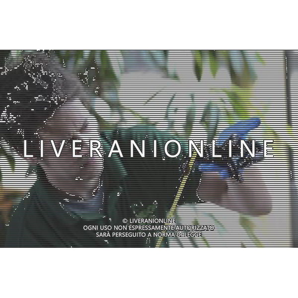 Zookeeper Don McFarlane, at ZSL London Zoo, weighs and measures an African Millipede during the zoo\'s annual weigh-in on August 22, 2012 in London, England. The height and mass of every animal in the zoo, of which there are over 16,000, needs to be recorded. The measurements are collated in the Zoological Information Management System, from which zoologists can use the data to compare information on thousands of endangered species. ©photoshot/AGENZIA ALDO LIVERANI SAS - ITALY ONLY - Annuale operazione di pesatura e misurazione degli animali dello zoo di Londra 22 agosto 2012, Inghilterra necessario per essere registrati. Le misure sono raccolte nel sistema zoologico di gestione delle informazioni, per confrontare i dati su migliaia di specie in via di estinzione.