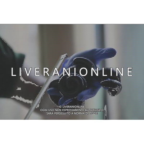 Zookeeper Don McFarlane, at ZSL London Zoo, weighs and measures an African Millipede during the zoo\'s annual weigh-in on August 22, 2012 in London, England. The height and mass of every animal in the zoo, of which there are over 16,000, needs to be recorded. The measurements are collated in the Zoological Information Management System, from which zoologists can use the data to compare information on thousands of endangered species. ©photoshot/AGENZIA ALDO LIVERANI SAS - ITALY ONLY - Annuale operazione di pesatura e misurazione degli animali dello zoo di Londra 22 agosto 2012, Inghilterra necessario per essere registrati. Le misure sono raccolte nel sistema zoologico di gestione delle informazioni, per confrontare i dati su migliaia di specie in via di estinzione.