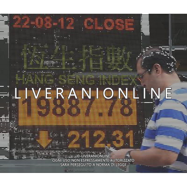 (120822) -- HONG KONG, Aug. 22, 2012 () -- A pedestrian walks past an electronic board showing the Hang Seng Index in Hong Kong, south China, Aug. 22, 2012. Hong Kong\'s benchmark Hang Seng Index moved down 1.06 points to close at 19,887.78 points on Wednesday, after trading between a day high of 19,996.73 points and a day low of 19,853.42 points. (/Wong Pun Keung)(mcg) ©photoshot/AGENZIA ALDO LIVERANI SAS - ITALY ONLY - Tabellone elettronico che mostra l\'indice della Borsa di Hong Kong, Cina 22 agosto 2012.