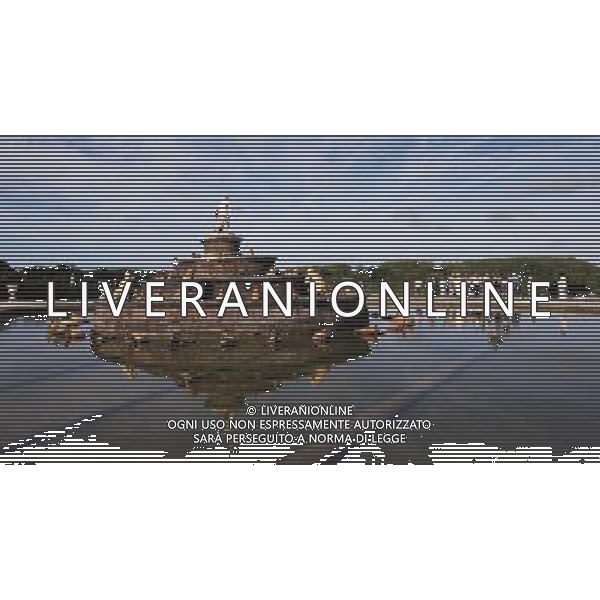 (120822) -- PARIS, Aug. 22, 2012 () -- Tourists visit the garden of Chateau de Versaille in suburbs of Paris, France, early in the morning, Aug. 21, 2012. In the first half of 2012, Chateau de Versaille received 3.18 million tourists, according to local tourism department. The famous Eiffel Tower received 2.79 millions tourists. (/Gao Jing) ©photoshot/AGENZIA ALDO LIVERANI SAS - ITALY ONLY - Turisti in visita al Castello di Versaille nella periferia di Parigi, in Francia, 21 agosto, 2012.