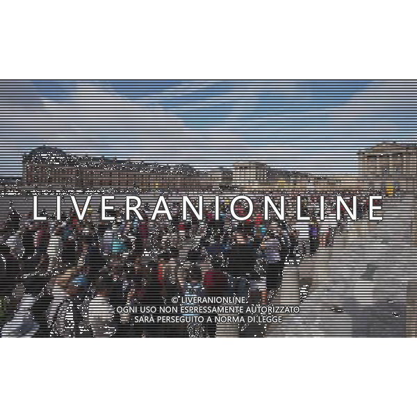 (120822) -- PARIS, Aug. 22, 2012 () -- Tourists wait in line to enter Chateau de Versaille in suburbs of Paris, France, early in the morning, Aug. 21, 2012. In the first half of 2012, Chateau de Versaille received 3.18 million tourists, according to local tourism department. The famous Eiffel Tower received 2.79 millions tourists. (/Gao Jing) ©photoshot/AGENZIA ALDO LIVERANI SAS - ITALY ONLY - Turisti in visita al Castello di Versaille nella periferia di Parigi, in Francia, 21 agosto, 2012.