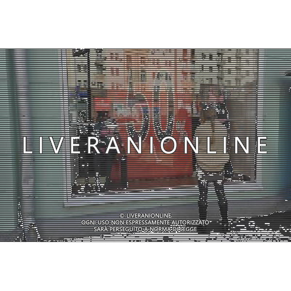 (120822) -- MOSCOW, Aug. 22, 2012 () -- A woman windowshops at a store in Moscow, Aug. 22, 2012. Russia officially became the World Trade Organization\'s (WTO) 156th member Wednesday. (/Pavel) ©photoshot/AGENZIA ALDO LIVERANI SAS - ITALY ONLY - Vedute della citta\' di MOSCA, 22 agosto, 2012. La Russia e\' diventato ufficialmente il 156mo membro dell\'Organizzazione mondiale del commercio (OMC)