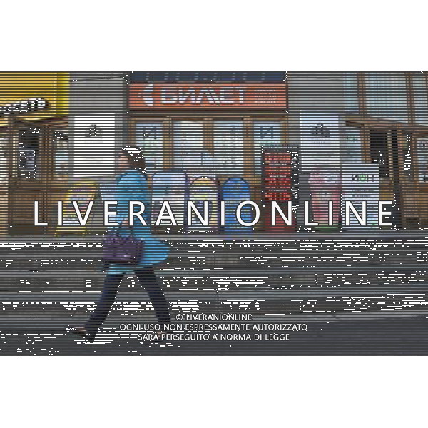 (120822) -- MOSCOW, Aug. 22, 2012 () -- A woman passes by a store in Moscow, Aug. 22, 2012. Russia officially became the World Trade Organization\'s (WTO) 156th member Wednesday. (/Pavel) ©photoshot/AGENZIA ALDO LIVERANI SAS - ITALY ONLY - Vedute della citta\' di MOSCA, 22 agosto, 2012. La Russia e\' diventato ufficialmente il 156mo membro dell\'Organizzazione mondiale del commercio (OMC)