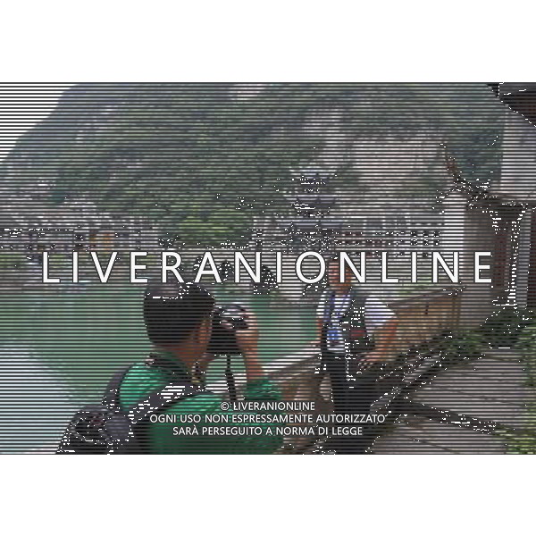 (120822) -- ZHENYUAN, Aug. 22, 2012 () -- Tourists take pictures in Zhenyuan ancient town of Zhenyuan County, southwest China\'s Guizhou Province, Aug. 22, 2012. Located in the eastern part of Guizhou Province, Zhenyuan has long been an ancient town of the Miao ethnic group. The Wuyang River Scenic Area and elegant ancient complex here have attracted a good many tourists. (/Tao Liang) ©photoshot/AGENZIA ALDO LIVERANI SAS - ITALY ONLY - Veduta del paesaggio della citta\' turistica antica di Zhenyuan County, provincia di Guizhou sud-ovest della Cina. Situato nella parte orientale della provincia di Guizhou, un antico borgo del gruppo etnico Miao