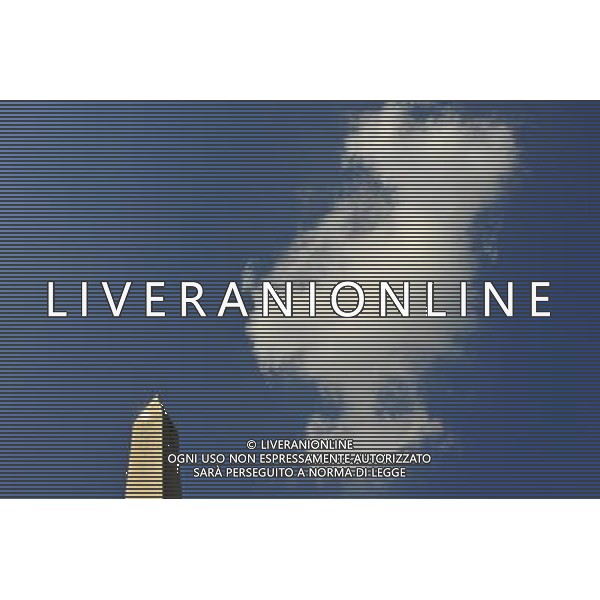 (120823) -- WASHINGTON D.C., Aug. 23, 2012 () -- The Washington Monument is seen up into the sky in Washington D.C., capital of the United States, Aug. 23, 2012. The Washington Monument remains closed one year after the region was shaken by a 5.8 magnitude earthquake, causing serious structural damage to the monument. (/Zhang Jun) ©photoshot/AGENZIA ALDO LIVERANI SAS - ITALY ONLY - Il monumento di Washington nel cielo di Washington DC, la capitale degli Stati Uniti, 23 agosto 2012.