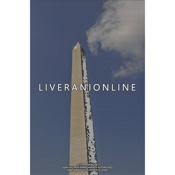 (120823) -- WASHINGTON D.C., Aug. 23, 2012 () -- The Washington Monument is seen up into the sky in Washington D.C., capital of the United States, Aug. 23, 2012. The Washington Monument remains closed one year after the region was shaken by a 5.8 magnitude earthquake, causing serious structural damage to the monument. (/Zhang Jun) ©photoshot/AGENZIA ALDO LIVERANI SAS - ITALY ONLY - Il monumento di Washington nel cielo di Washington DC, la capitale degli Stati Uniti, 23 agosto 2012.