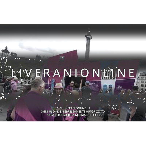 An information office with London 2012 \'Ambassadors\' on hand in a general view from Trafalgar Square in London. ©PHOTOSHOT/AGENZIA ALDO LIVERANI SAS - ITALY ONLY - Preparativi per le Paralimpiadi a Trafalgar Square a Londra 2012.