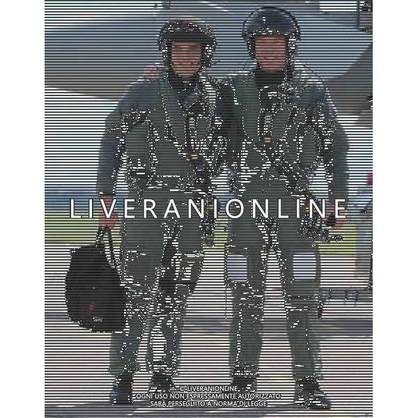 Sir Chris Hoy with pilot Wing Commander Roddy Dennis (left) after returning to base after flying in a Typhoon FGR4 jet at RAF Leuchars with 6 Squadron. ©photoshot/AGENZIA ALDO LIVERANI SAS - ITALY ONLY - Il pilota Chris Hoy in visita alla base aerea della RAF