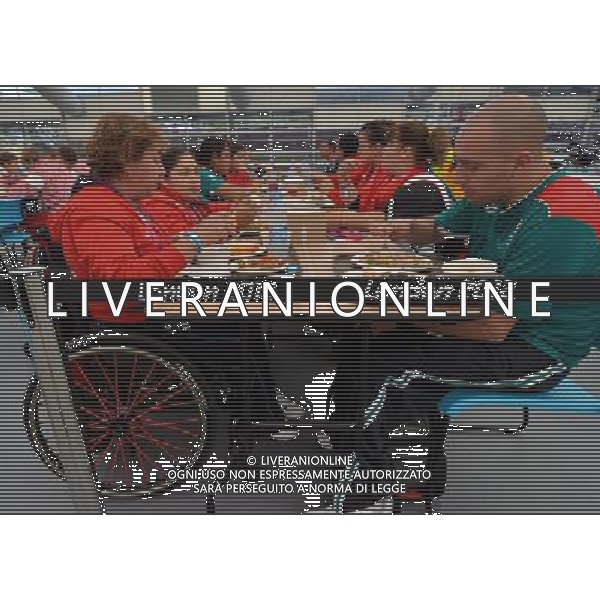 (120825) -- LONDON, Aug. 25, 2012 () -- Athletes eat at the cafeteria of the Paralympic Village in London, Britain, Aug. 25, 2012. (/Lin Yiguang) (llh) AG ALDO LIVERANI S A S ONLY ITALY