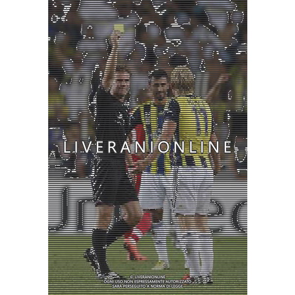 Champions League play off match between Fenerbahce and Spartak Moscow at Sukru Saracoglu Stadium in Istanbul, Turkey on 2012/08/29 Match Scored: Fenerbahce 1 - Spartak Moscow 1 Pictured: German Referee Felix Brych and Dirk Kuyt of Fenerbahce. PHOTOSHOT/AG ALDO LIVERANI SAS - ITALY ONLY -