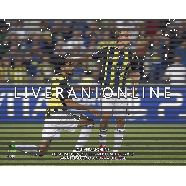 Champions League play off match between Fenerbahce and Spartak Moscow at Sukru Saracoglu Stadium in Istanbul, Turkey on 2012/08/29 Match Scored: Fenerbahce 1 - Spartak Moscow 1 Pictured: Dirk Kuyt and Mehmet Topal of Fenerbahce. PHOTOSHOT/AG ALDO LIVERANI SAS - ITALY ONLY -