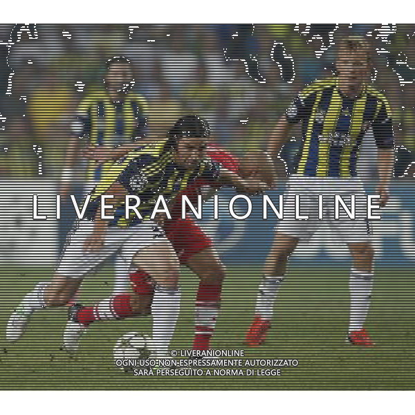 Champions League play off match between Fenerbahce and Spartak Moscow at Sukru Saracoglu Stadium in Istanbul, Turkey on 2012/08/29 Match Scored: Fenerbahce 1 - Spartak Moscow 1 Pictured: Mehmet Topuz of Fenerbahce and Demy de Zeeuw of Spartak Moscow. PHOTOSHOT/AG ALDO LIVERANI SAS - ITALY ONLY -