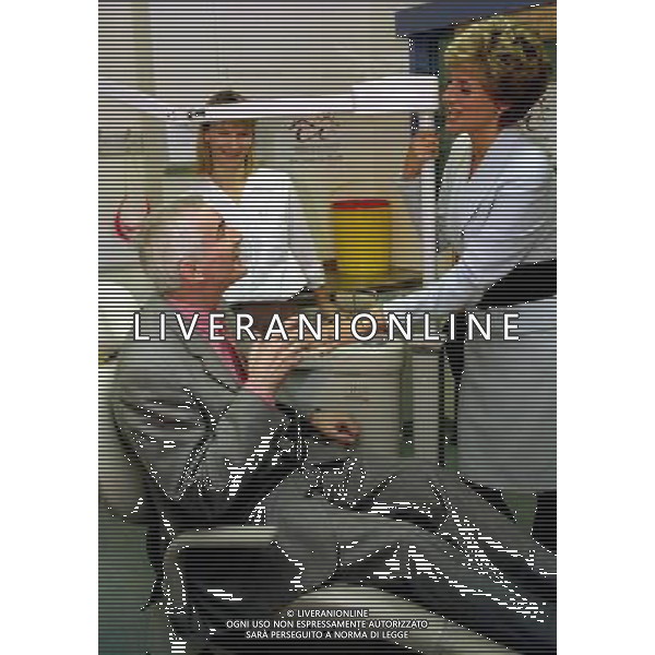  HRH PRINCESS OF WALES Opens the Mortimer Market Centre, for the treatment of sexually transmitted diseases, HIV and AIDS, in Mortimer Market, London. Pictured with one of the patients. Bandphoto Agency Photo B21 008746/B 01.12.1994 PHOTOSHOT/ALDO LIVERANI SAS - ITALY ONLY -