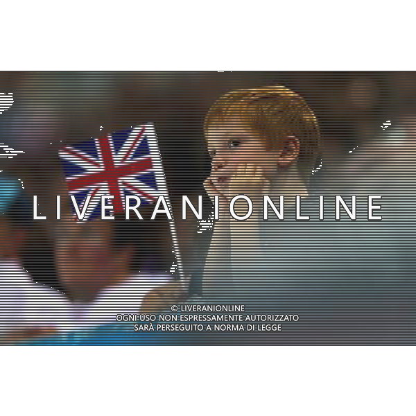 (120830) -- LONDON, Aug. 30, 2012 () -- A boy watches the swimming match of the London Paralympic Games in London, Britain, Aug. 30, 2012. The swimming event of London Paralympic Games kicked off on Thursday. (/Zhang Chuanqi) /photoshot/AG ALDO LIVERANI SAS ITALY ONLY -
