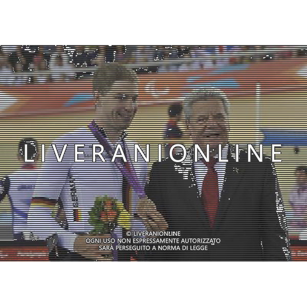 (120831) -- LONDON, Aug. 31, 2012 () -- German President Joachim Gauck (R) poses with bronze medalist Tobias Graf of Germany after the awarding ceremony for the men\'s individual C1-2-3 1km time trial of the Cycling Track event at London 2012 Paralympic Games in London, Aug. 30, 2012. (/Wu Wei) /photoshot/AG ALDO LIVERANI SAS ITALY ONLY -