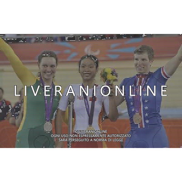 (120831) -- LONDON, Aug. 31, 2012 () -- Gold medalist Zeng Sini (C) of China, silver medalist Simoe Kennedy (L) of Australia and bronze medalist Allison Jones of the United States pose on the poduim during the awarding ceremony for the women\'s individual C1-2-3 Pursuit of the Cycling Track event at London 2012 Paralympic Games in London, Britain, Aug. 30, 2012. (/Wu Wei) /photoshot/AG ALDO LIVERANI SAS ITALY ONLY -