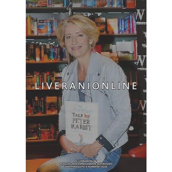 Emma Thompson @ Waterstones bookshop argyle street singing copies of further adventures of Peter Rabbit. AG ALDO LIVERANI S A S ONLY ITALY