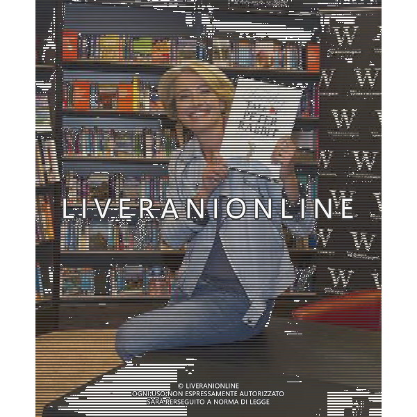 Emma Thompson @ Waterstones bookshop argyle street singing copies of further adventures of Peter Rabbit. AG ALDO LIVERANI S A S ONLY ITALY