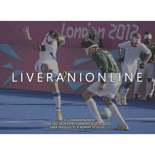 (120831) -- LONDON, Aug. 31, 2012 () -- Villeroux Frederic (L) of France passes the ball in the 5-a-side Football match between France and Brazil, at London 2012 Paralympic Games, in London, Britain, on Aug. 31, 2012. The match tied 0-0. (/Li Jundong) (cc) AG ALDO LIVERANI S A S ONLY ITALY