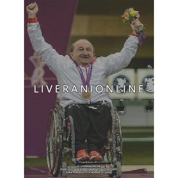 (120831) -- LONDON, Aug. 31, 2012 () -- Josef Neumaier of Germany celebrates during the awarding ceremony for the men\'s R1-10m Air Rifle Standing-SH1 final of the shooting event at the London 2012 Paralympic Games, Aug. 31, 2012. Neumaier took the bronze medal with 693.4 rings. (/Wang Haofei) (zc) AG ALDO LIVERANI S A S ONLY ITALY