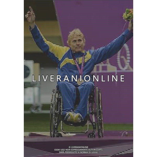 (120831) -- LONDON, Aug. 31, 2012 () -- Jonas Jakobsson of Sweden celebrates on the awarding podium after the men\'s R1-10m Air Rifle Standing-SH1 final of the shooting event at the London 2012 Paralympic Games, Aug. 31, 2012. Jakobsson took the silver medal of the event with 696.5 rings. (/Wang Haofei) (zc) AG ALDO LIVERANI S A S ONLY ITALY
