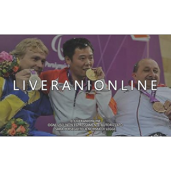 (120831) -- LONDON, Aug. 31, 2012 () -- Dong Chao (C) of China, Jonas Jakobsson (L) of Sweden and Josef Neumaier of Germany pose for photos during the men\'s R1-10m Air Rifle Standing-SH1 final of the shooting event at the London 2012 Paralympic Games, Aug. 31, 2012. Dong Chao claimed the title with a result of 699.5 rings. (/Wang Haofei) (zc) AG ALDO LIVERANI S A S ONLY ITALY